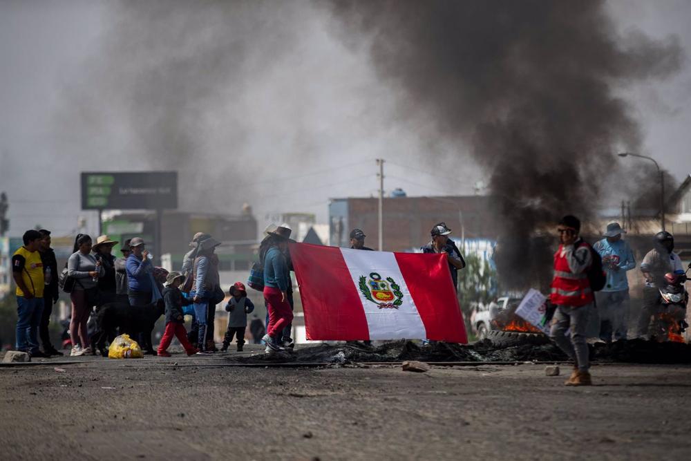 Demonstrators block a highway in Arequipa, Peru (Archive) Demonstrators