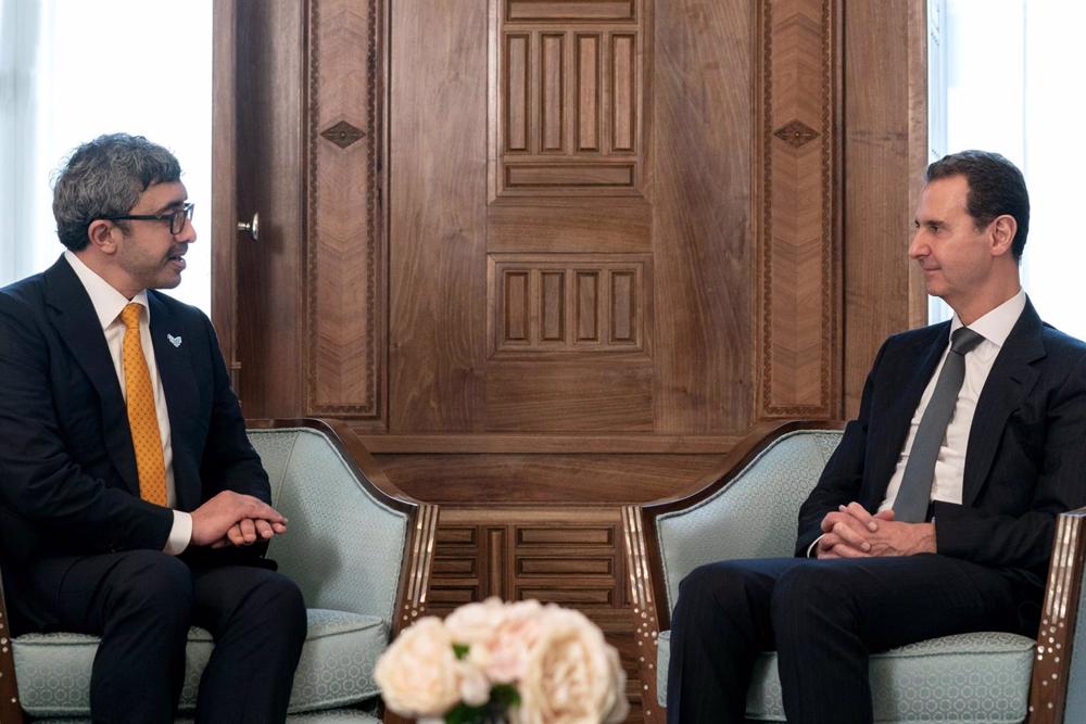 Le président syrien Bachar al-Assad (d) reçoit le ministre des Affaires étrangères des Émirats arabes unis (EAU), Abdullah bin Zayed al-Nahyan (g), à Damas. Le