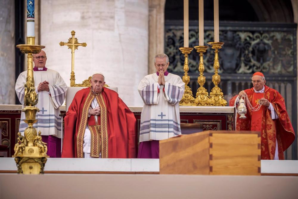 O Papa Francisco preside ao funeral de Bento XVI O