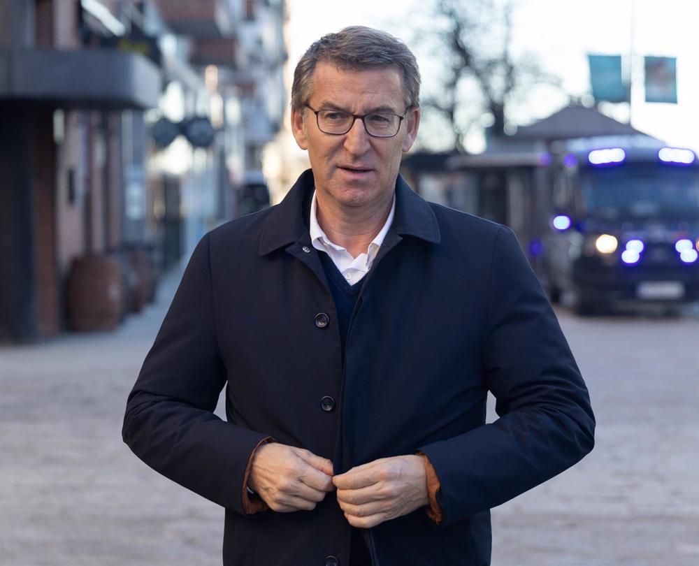 El líder del Partido Popular, Alberto Núñez Feijóo, a su llegada a la capilla ardiente por el exsecretario general de UGT Nicolás Redondo en la sede de UGT, a 5 de enero de 2023, en Madrid (España). El