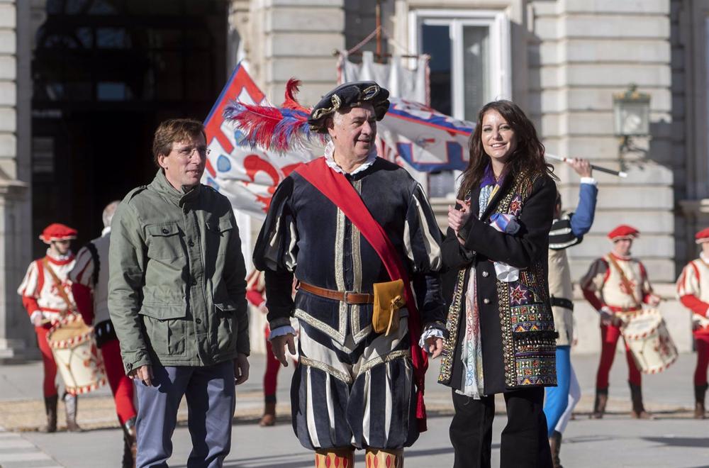 El alcalde de Madrid, José Luis Martínez-Almeida (1i), y la delegada de Cultura, Turismo y Deporte, Andrea Levy (1d), aplauden a los abanderados renacentistas en la plaza de Oriente. El