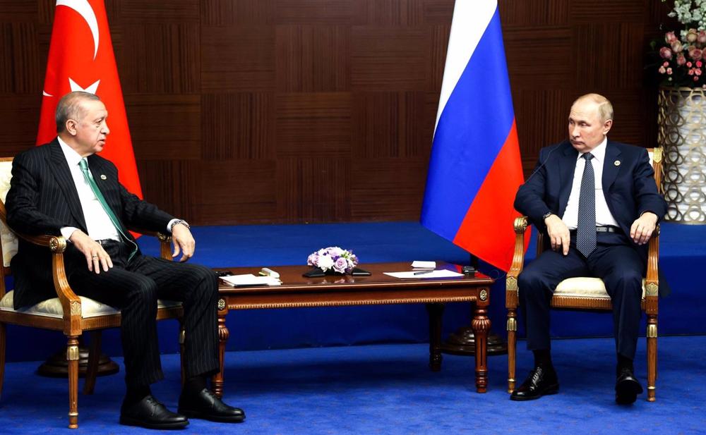 Arquivo - Presidente turco Recep Tayyip Erdogan (l) e Presidente russo Vladimir Putin (r) durante uma reunião no Cazaquistão. Arquivo