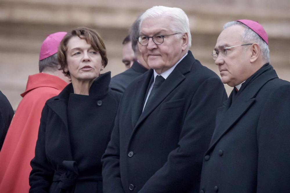 Bundespräsident Frank-Walter Steinmeier (c) bei der Beerdigung von Benedikt XVI. auf dem Petersplatz. Bundespräsident