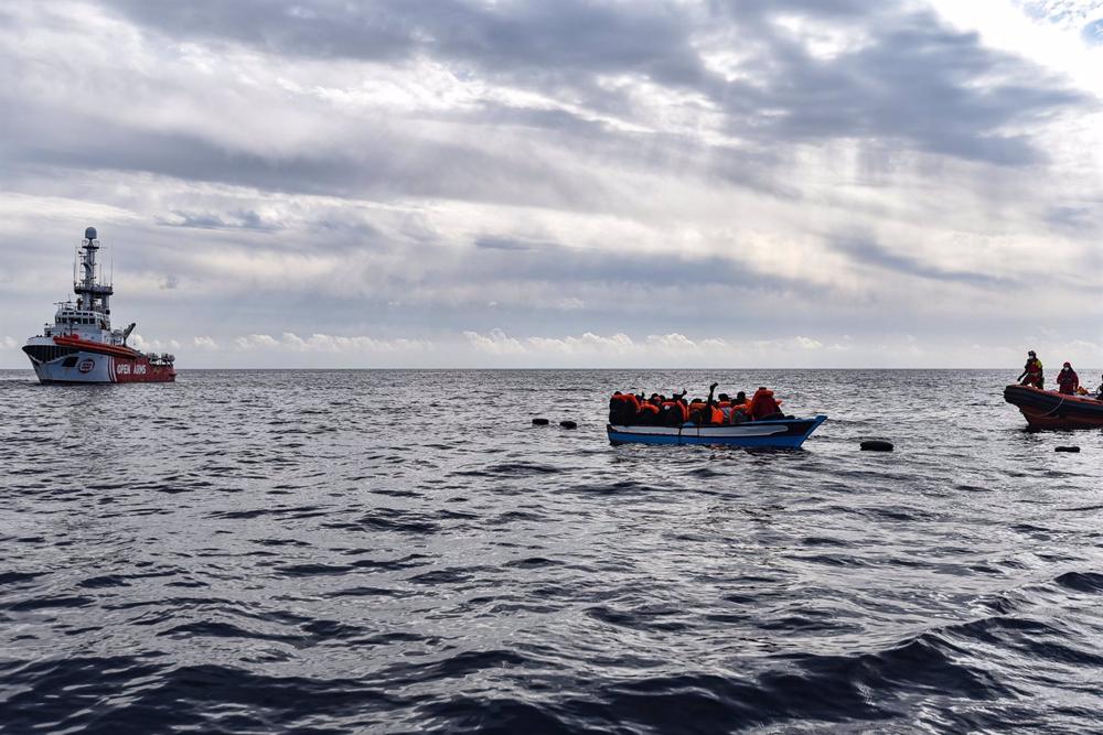 File - Un'imbarcazione veloce di Open Arms si avvicina ai migranti su una barca di legno, che hanno lasciato le coste della Libia, il 5 marzo 2022, al largo della Libia, nel Mar Mediterraneo. File