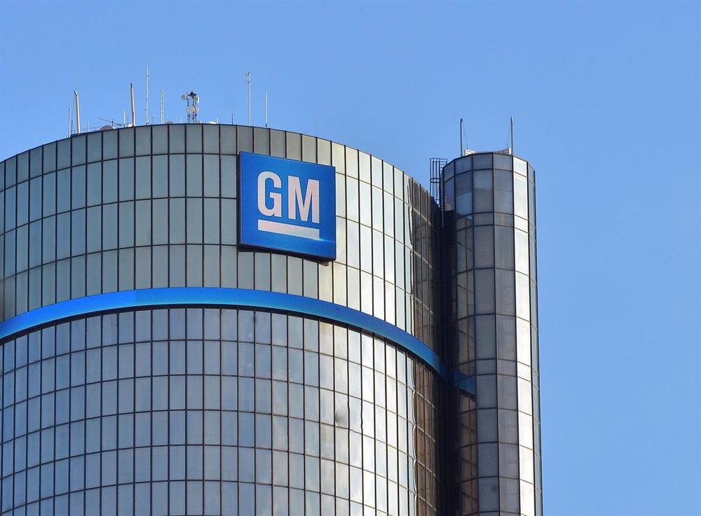 Archivo - FILED - 12 January 2014, US, Detroit: The logo of General Motors placed on the company headquarters. Photo: Uli Deck/dpa Archivo