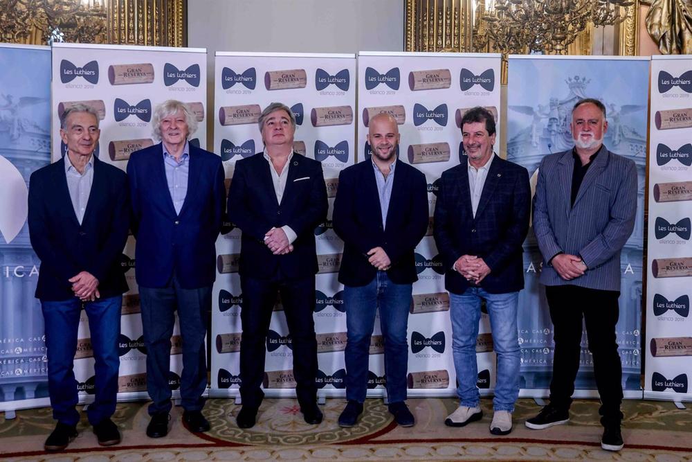Archivo - El compositor Jorge Maronna (1i), el director de orquesta Carlos López Puccio (2i) y demás componentes de Les Luthiers, durante una rueda de prensa del espectáculo 'Gran Reserva', en la Casa de América, a 29 de septiembre de 2022, en Madrid (Esp Archivo