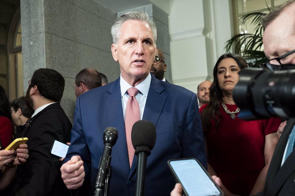 Der Republikaner Kevin McCarthy spricht zu Reportern auf dem Capitol Hill. Der