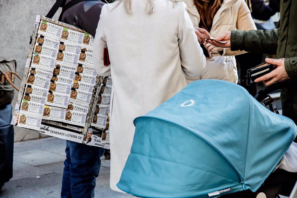 Un vendedor de lotería para el Sorteo Extraordinario del Niño, a 2 de enero de 2023, en Madrid (España). El Sorteo Extraordinario del Niño celebra su 80ª edición coincidiendo con el día de los Reyes Magos. La lotería del Niño reparte hasta 700 millones de Un