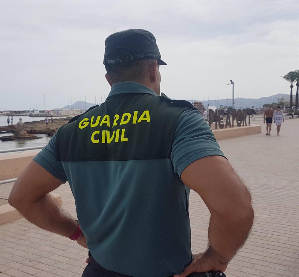 Archivo - Un agente de la Guardia Civil. Archivo