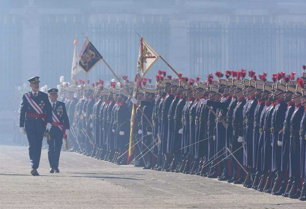 El Rey Felipe VI saluda durante la celebración de la Pascua Militar en el Palacio Real, en el Palacio Real El