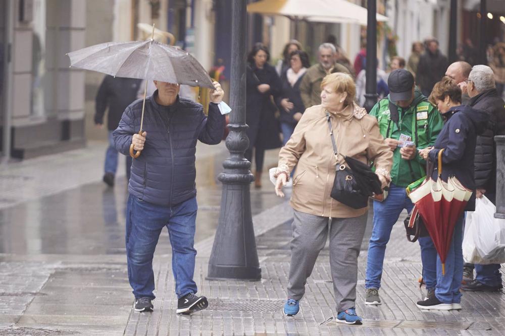 Un hombre aguanta su paraguas para que el viento no lo vuele durante la llegada de la borrasca Efraín a Cádiz, a 13 de diciembre de 2022 en Cádiz (Andalucía, España). Un
