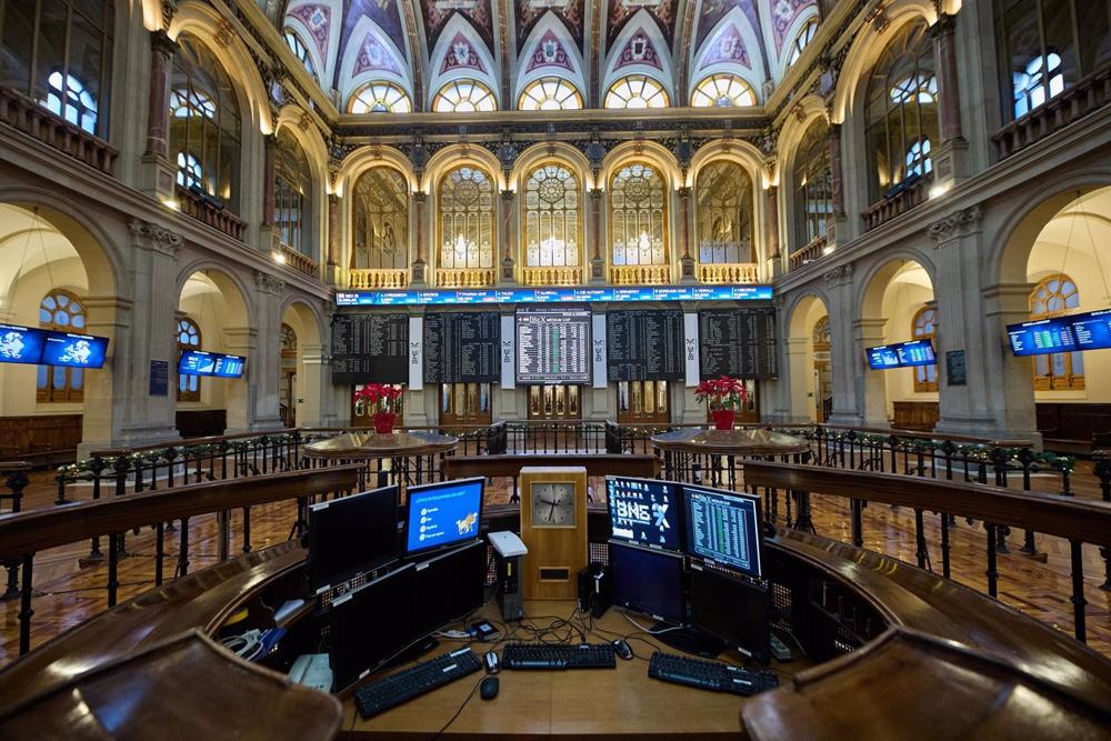 Varios paneles del Ibex 35 en el Palacio de la Bolsa, a 4 de enero de 2023, en Madrid (España). Varios