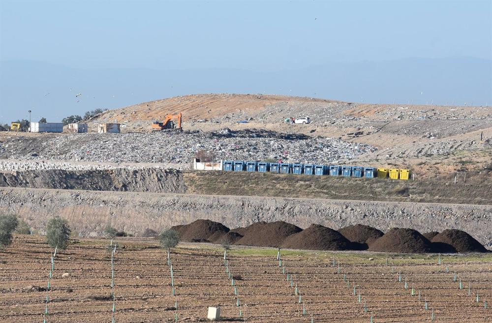 Vista general del vertedero Ecoparque de Toledo donde se busca al segundo de los dos primos menores desaparecidos, en Toledo. Vista