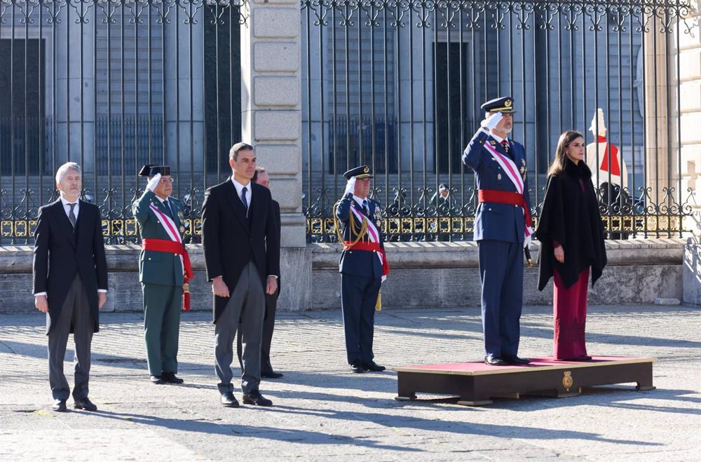 El ministro de Interior, Fernando Grande-Marlaska; el presidente del Gobierno, Pedro Sánchez; el Rey Felipe VI y la Reina Letizia, durante la celebración de la Pascua Militar en el Palacio Real. El
