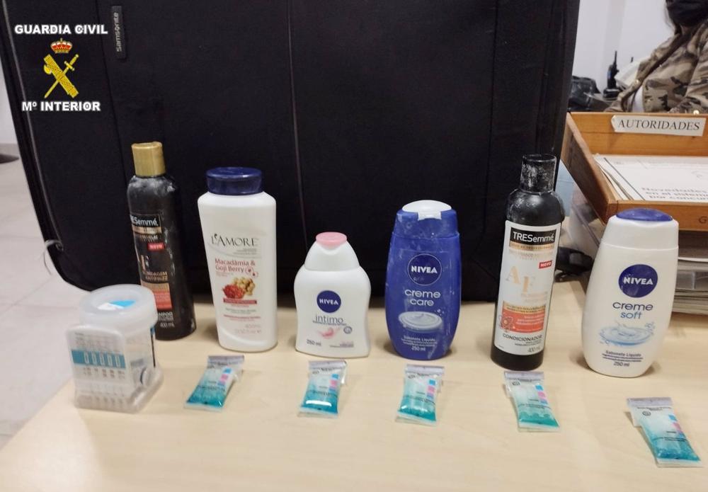 La dos detenidas llevaban en las maletas cuatro kilos y medio de cocaína diluida en once botes de cosmética. La