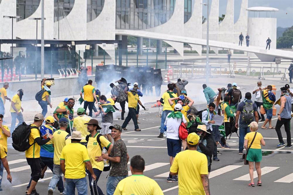 I sostenitori di Jair Bolsonaro assaltano la sede dei tre rami del potere a Brasilia I
