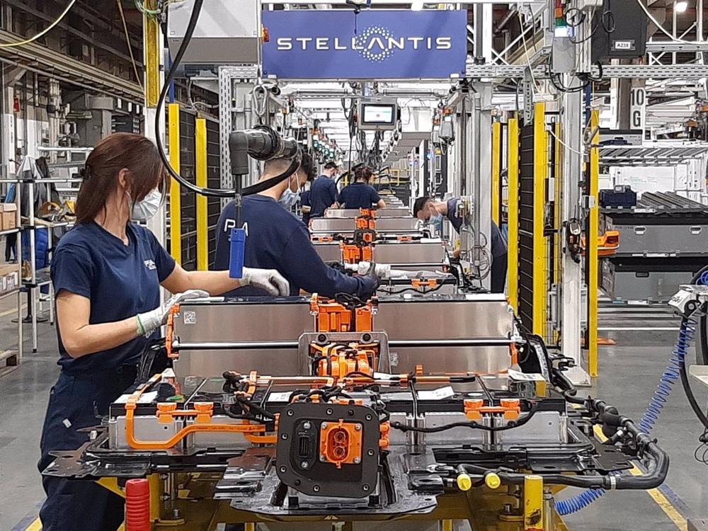 Archivo - El Taller de Baterías de la Planta de Stellantis en Zaragoza celebra su primer aniversario. Archivo