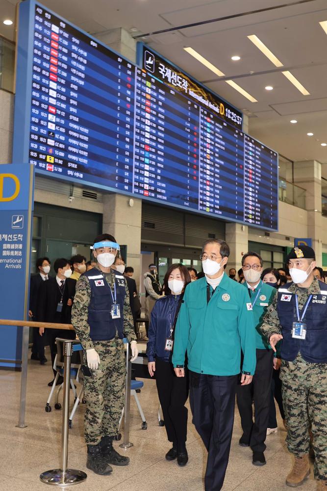 Le Premier ministre sud-coréen Han Duck Soo se rend à l'aéroport d'Incheon, dans l'ouest de Séoul, pour vérifier les mesures de quarantaine pour les arrivées en provenance de Chine. Le
