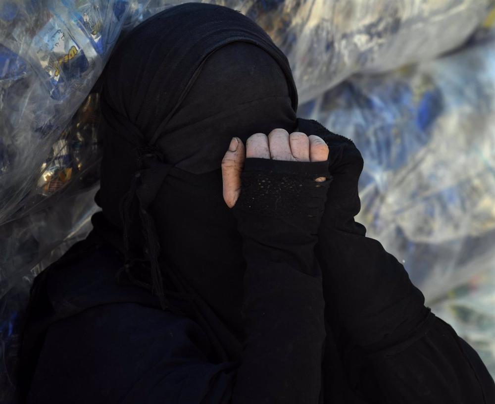 Dossier - Une femme portant un niqab dans le camp familial de la milice de l'État islamique à Al Hol, en Syrie. Dossier