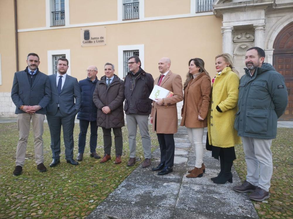 Los procuradores de Vox, ante la sede de la Consejería de Cultura y Turismo, para el registro de su propuesta para Los