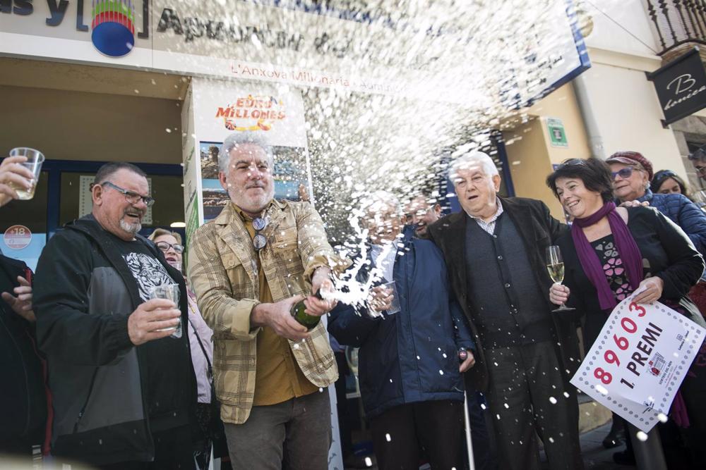 Agraciados con el primer premio del Sorteo Extraordinario de la Lotería del Niño correspondiente al número 89.603 celebran su suerte en la administración 1 situada en la calle Pintor Enric Serra, a 6 de enero de 2023, en L’Escala, Girona, Catalunya (Españ Agraciados