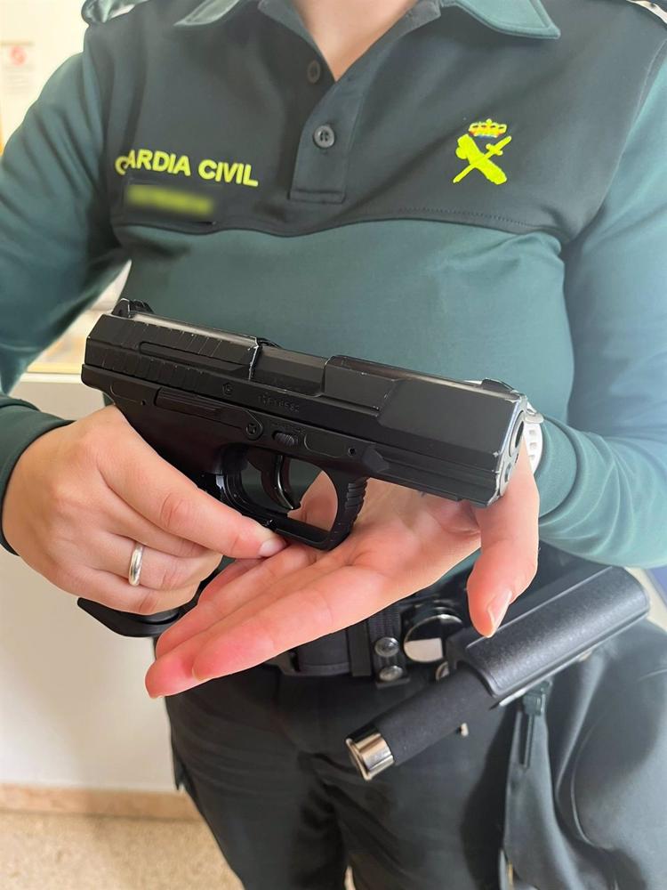 La Guardia Civil detiene a un menor que encañonó a un agente con una pistola simulada. La