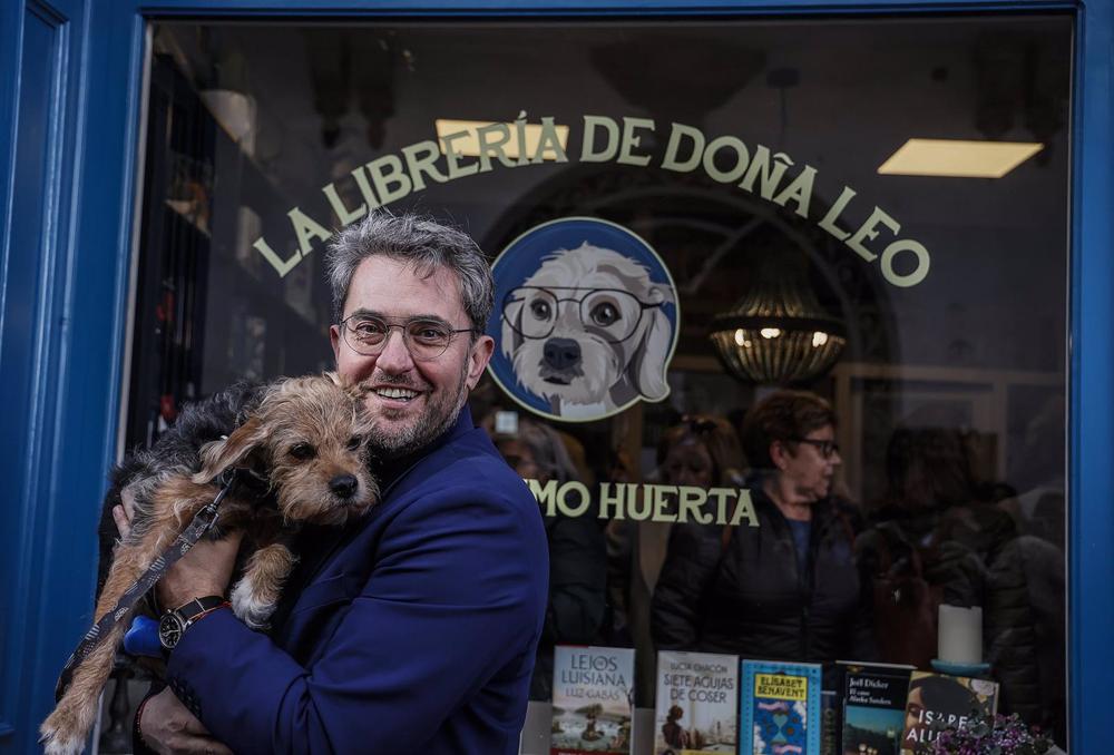 El escritor Máximo Huerta posa con Doña Leo en la apertura de su librería en Buñol (Valencia) El