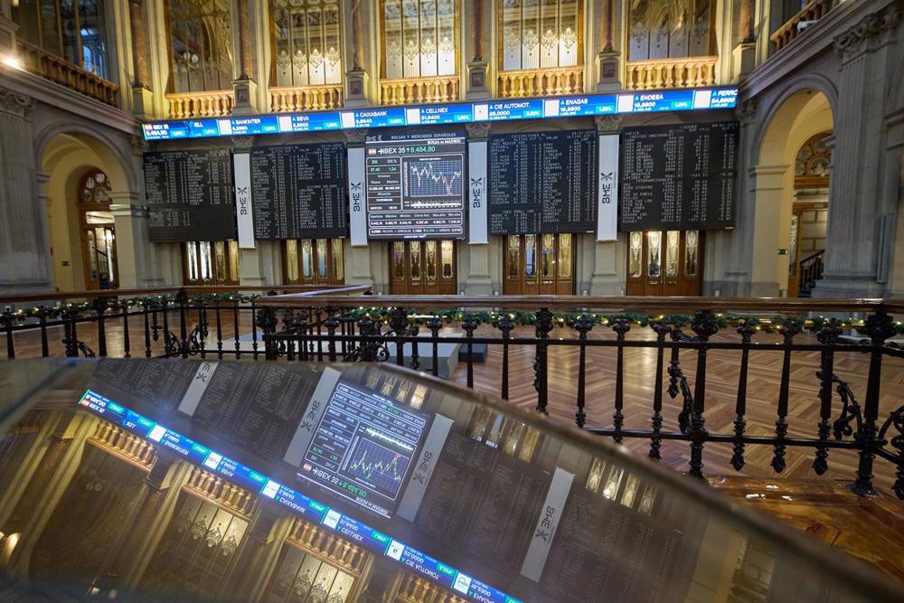 Varios paneles del Ibex 35 en el Palacio de la Bolsa, a 4 de enero de 2023, en Madrid (España). Varios