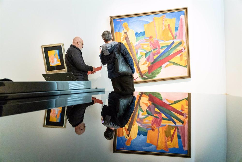 Archivo - Dos personas frente a una de las obras de la exposición ‘En el ojo del huracán’, en el Museo Nacional Thyssen-Bornemisza Archivo