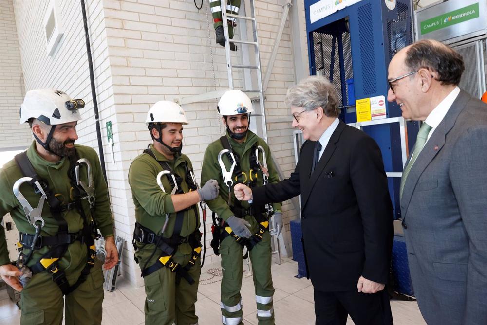 El presidente de Iberdrola, Ignacio Galán, y el comisario europeo de Industria, Thierry Breton El