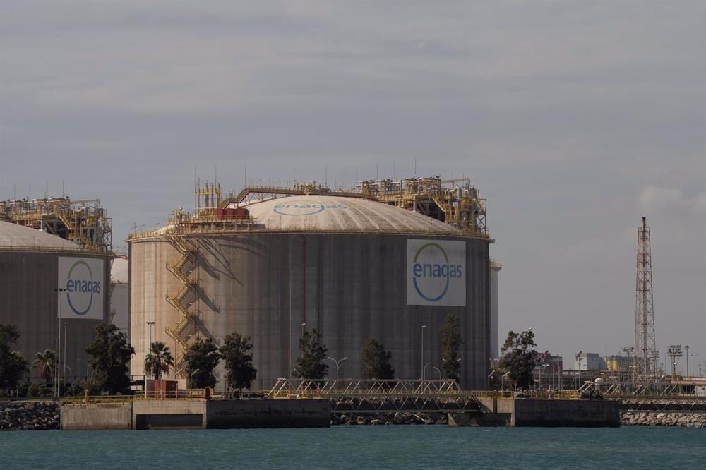 Archivo - Vista exterior de la planta regasificadora de Enagás en el Puerto de Barcelona Archivo