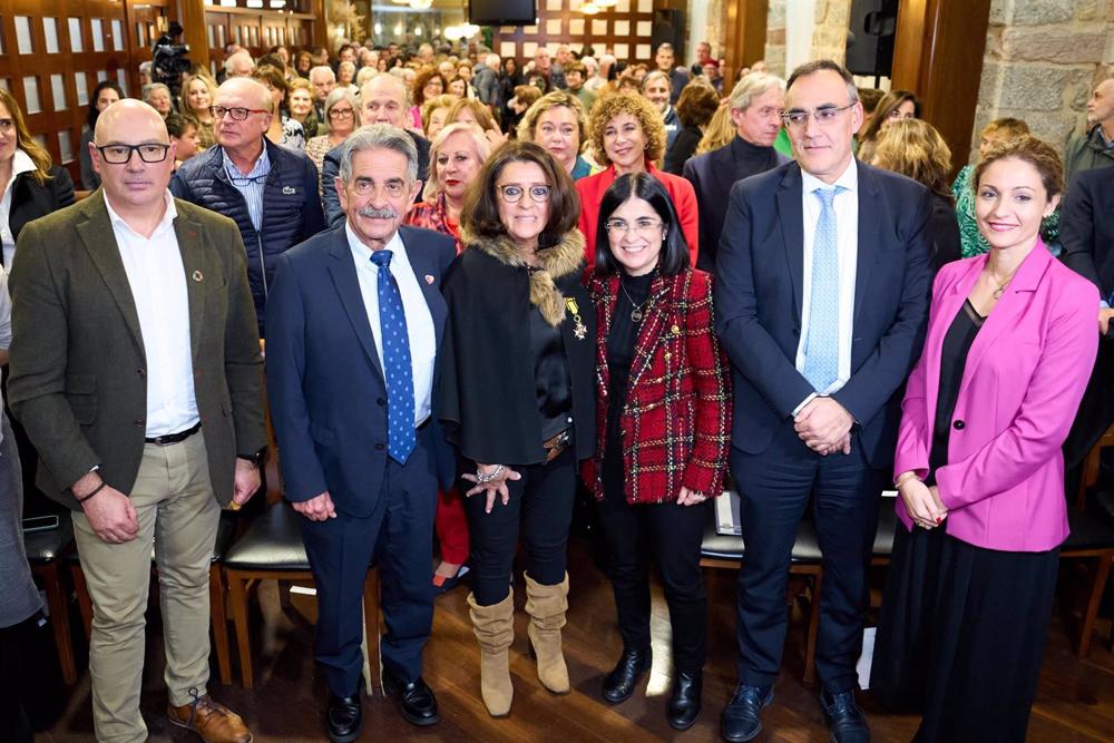 La ministra de Sanidad, Carolina Darias (3d), y el presidente de Cantabria, Miguel Ángel Revilla (2i), presiden el acto de entrega de la Cruz de la Orden Civil de Sanidad a la coordinadora de Enfermería de la Zona de Salud de Liébana, Aurora Aguilar (3i) La