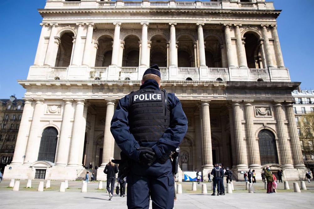 Archiv - Ein Polizeibeamter in Paris Archiv