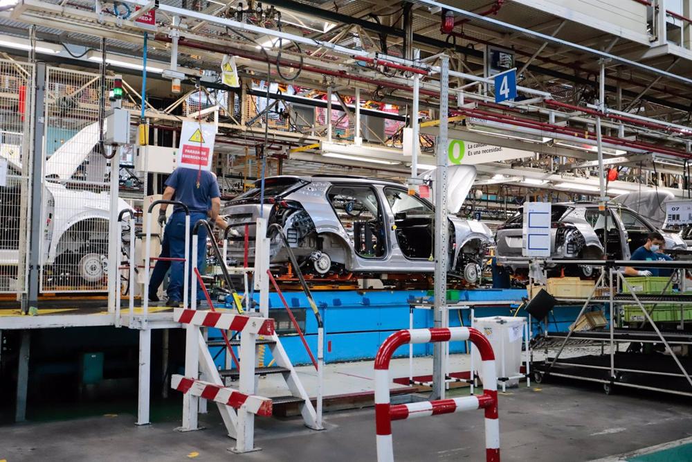 Archivo - Un operario trabajando en una fábrica de vehículos Archivo