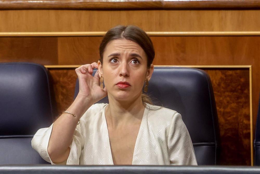 La ministra de Igualdad, Irene Montero, durante la sesión plenaria en el Congreso de los Diputados, a 22 de diciembre de 2022, en Madrid (España). La