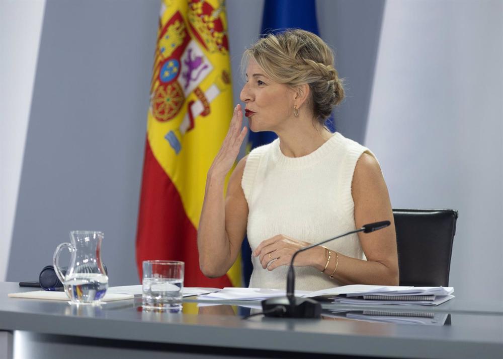 La vicepresidenta segunda y ministra de Trabajo y Economía Social, Yolanda Díaz, durante una rueda de prensa posterior al Consejo de Ministros, a 10 de enero de 2023, en Madrid (España). El Consejo de Ministros ha aprobado hoy la participación de España e La