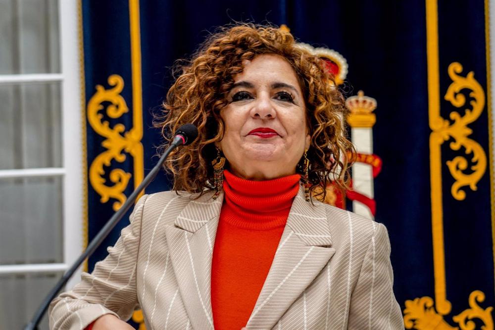 La ministra de Hacienda y Función Pública, María Jesús Montero, atiende a los medios de comunicación en la Delegación del Gobierno en Andalucía, en Sevilla (Andalucía, España). La