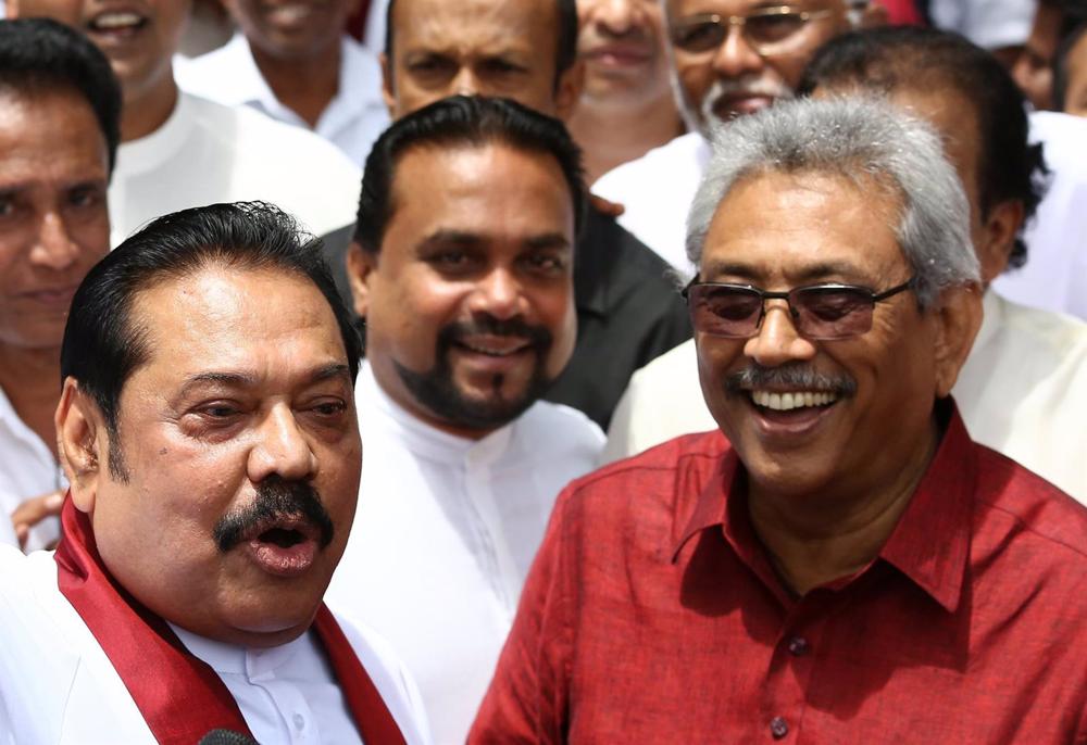Archivo - Los expresidentes ceilandeses Mahinda Rajapaksa y Gotabaya Rajapaksa. Archivo