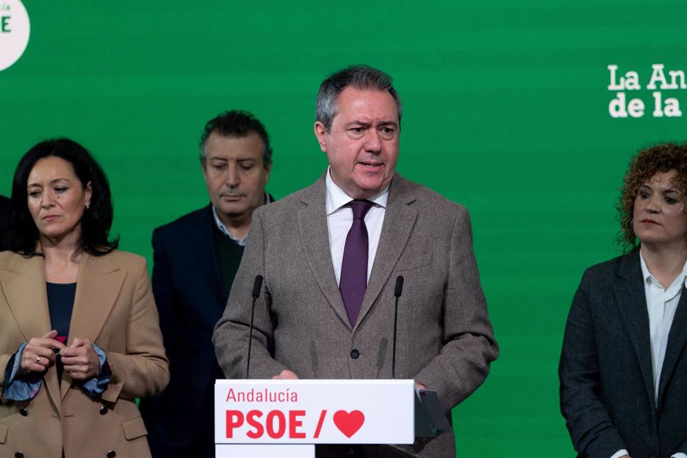 El secretario general del PSOE Juan Espada interviene acompañado de secretarios de las provincias andaluzas a 11 de enero de 2023 en Sevilla, (Andalucía, España). En Sevilla, el secretario general del PSOE de Andalucía, Juan Espadas, comparece en rueda de El