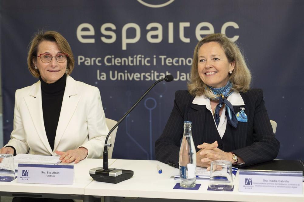 La rectora de la Univesidad Jaume I, Eva Alcón (i) y la vicepresidenta primera y ministra de Asuntos Económicos y Transformación Digital, Nadia Calviño (d), durante su visita al Parque Científico y Tecnológico de la Universidad Jaume I. La