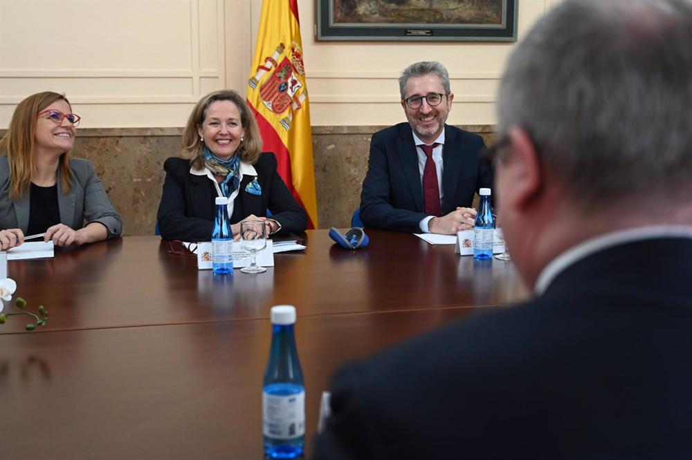 (I-D) La delegada del Gobierno en la Comunitat Valenciana, Pilar Bernabé; la vicepresidenta primera y ministra de Asuntos Económicos, Nadia Calviño y el conseller de Hacienda, Arcadi España, durante un encuentro con el Cluster Azulejero (I-D)