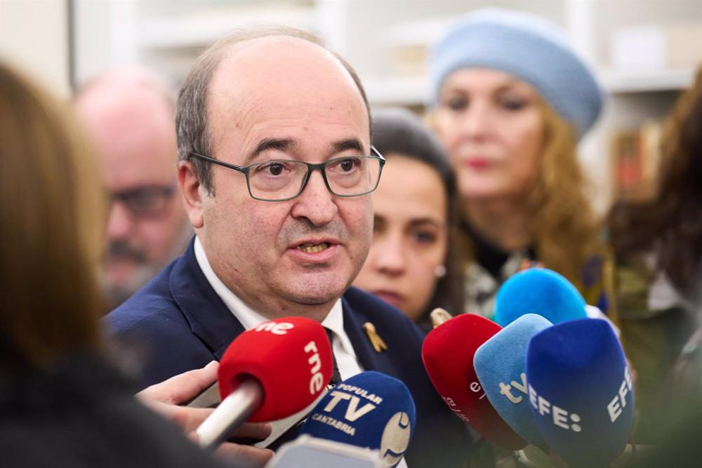 El ministro de Cultura, Miquel Iceta, atiende a medios tras una visita al Archivo Lafuente en el polígono industrial de Heras El