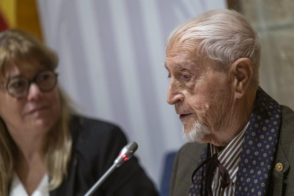 La consellera de Cultura Natalia Garriga y el escritor Josep Vallverdú durante la presentación de los actos por el centenario de nacimiento de Josep Vallverdú, a 11 de enero de 2023, en Barcelona La