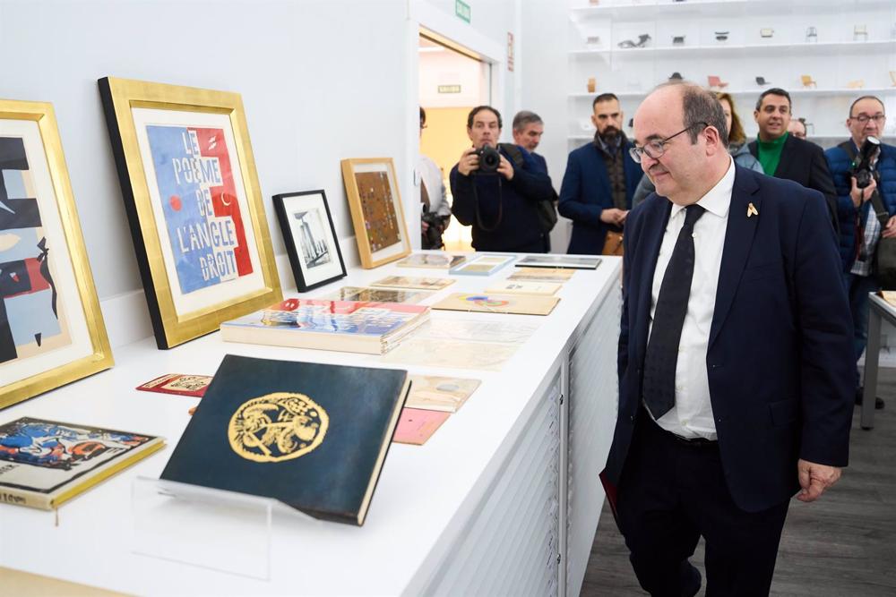 El ministro de Cultura, Miquel Iceta, visita el Archivo Lafuente en el polígono industrial de Heras El