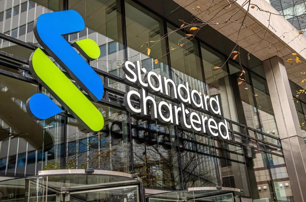 Logo de Standard Chartered en una oficina Logo