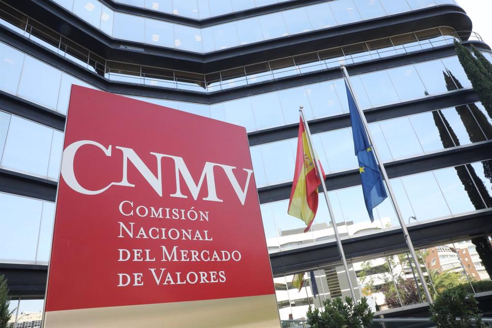 Archivo - Cartel a la entrada del edificio de la Comisión Nacional del Mercado de Valores (CNMV) en Madrid. Archivo