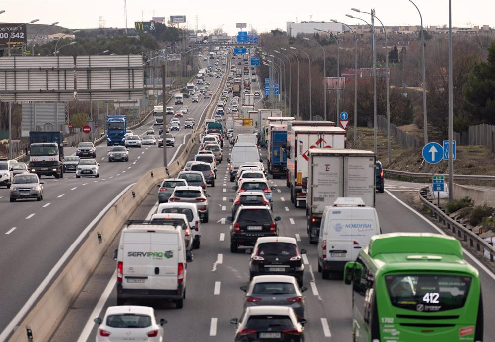 Circulación en el Km 17 de la autovía A4 en la segunda fase de la operación salida por Navidad de la DGT, a 30 de diciembre de 2022, en Madrid (España). La Dirección General de Tráfico (DGT) puso en marcha desde el 23 de diciembre un dispositivo especial Circulación