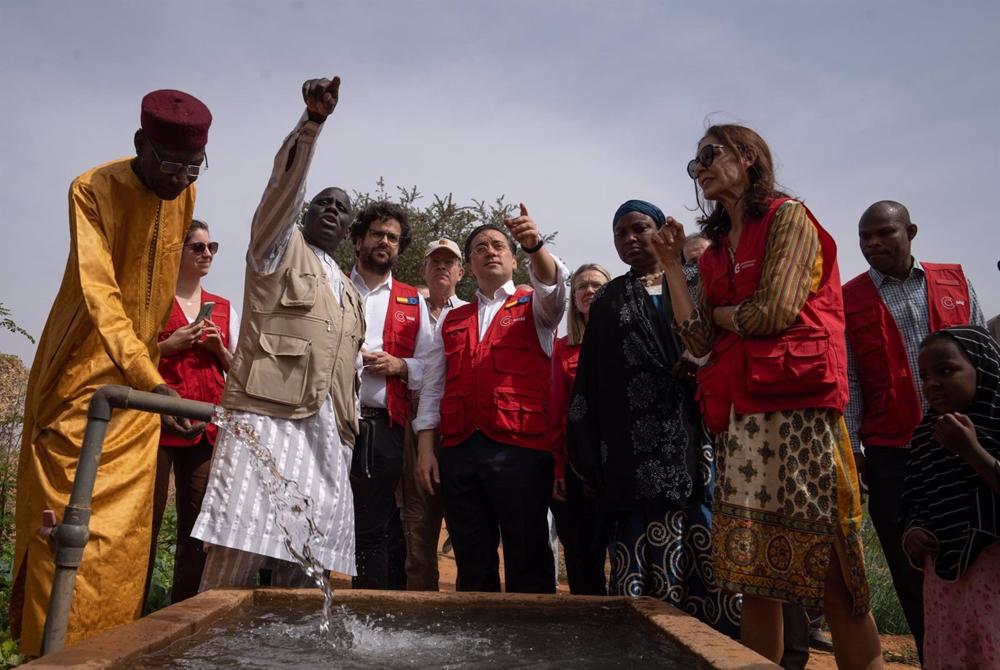 El ministro de Asuntos Exteriores, José Manuel Albares, en su visita al proyecto GARSI en Níger El