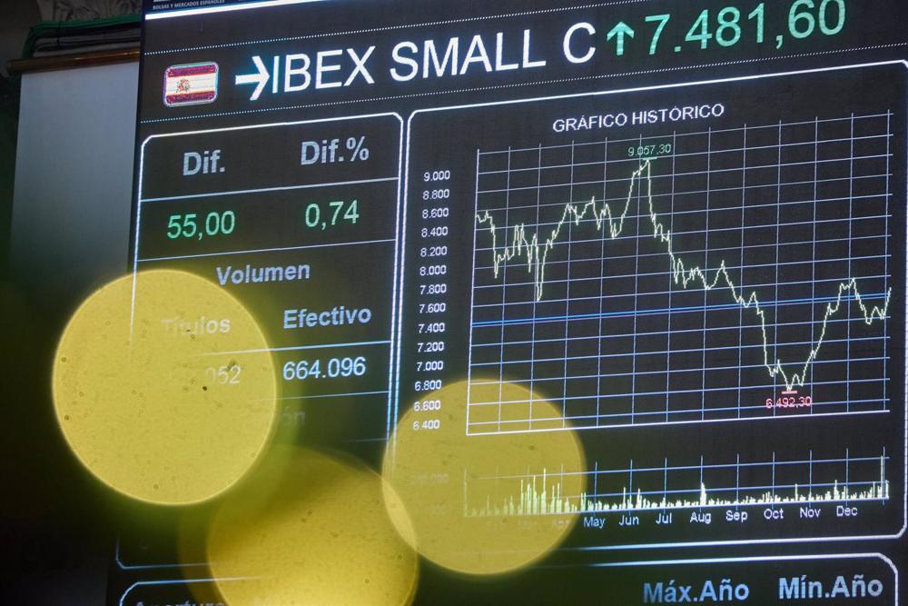 Un panel del Ibex 35 en el Palacio de la Bolsa, a 4 de enero de 2023, en Madrid (España). Un