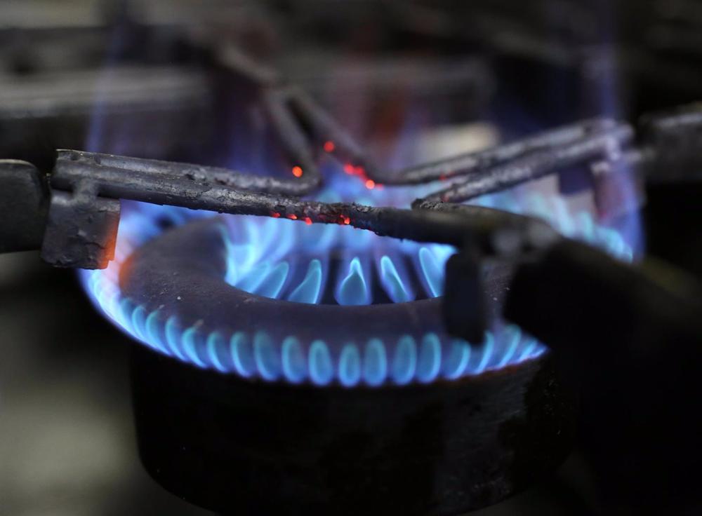 Archivo - Un fuego encendido en una cocina de gas, a 28 de octubre de 2021, en Madrid (España). El Índice de Precios de Consumo (IPC) subió un 2% en octubre en relación al mes anterior y disparó su tasa interanual hasta el 5,5%, lo que supone 1,5 puntos p Archivo